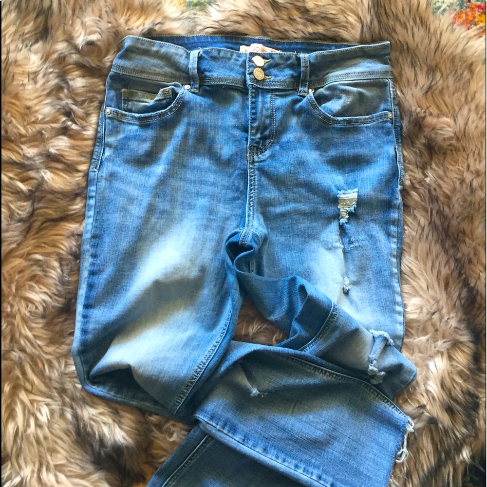 🎊 EUC Indigo Rein Curvy Ankle Distressed Jeans